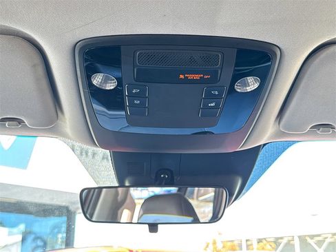 Used 2022 Kia Carnival LX image 23