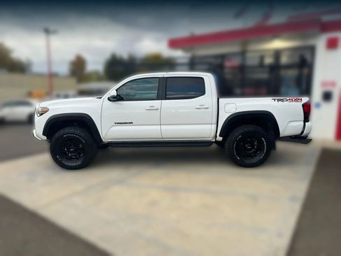 Used 2018 Toyota Tacoma TRD Off-Road image 3