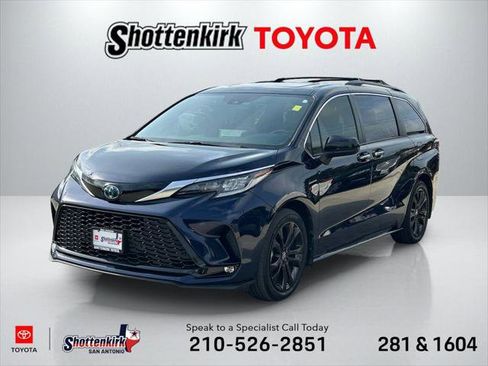 Certified 2022 Toyota Sienna XSE image 1