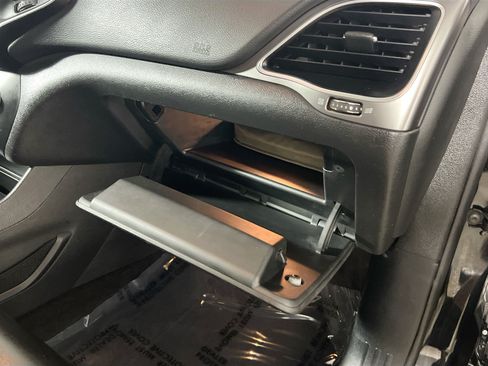 Used 2019 Jeep Cherokee Latitude Plus w/ Comfort/Convenience Group FWD image 35