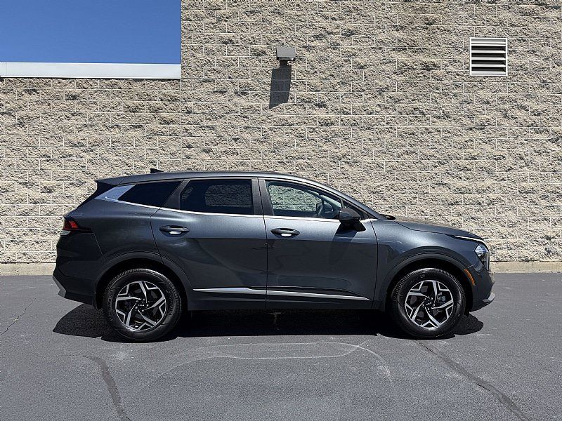 Used 2023 Kia Sportage LX AWD/4WD image 2