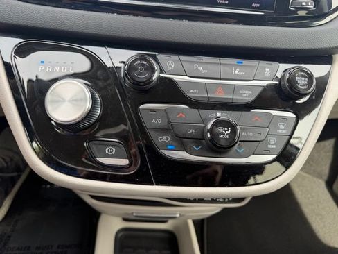 Used 2024 Chrysler Pacifica Touring-L FWD image 26