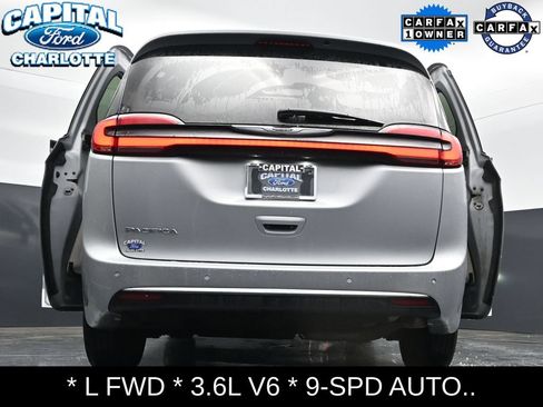 Used 2023 Chrysler Pacifica Touring-L FWD image 38