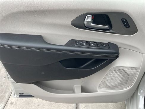 Used 2021 Chrysler Pacifica Touring-L w/ Premium & Safety Sphere Group image 22