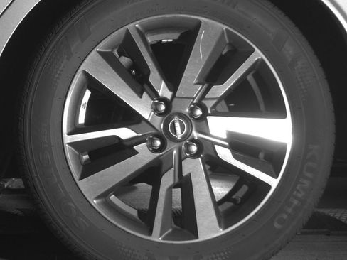 Used 2025 Nissan Versa SV FWD image 14