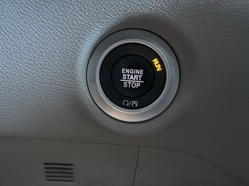 Used 2023 Chrysler Pacifica Touring-L image 33