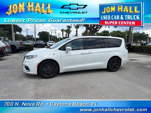 Used 2022 Chrysler Pacifica Touring-L w/ Uconnect Theater Family Group FWD image 3
