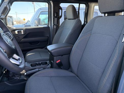 Certified 2025 Jeep Wrangler Sahara image 15