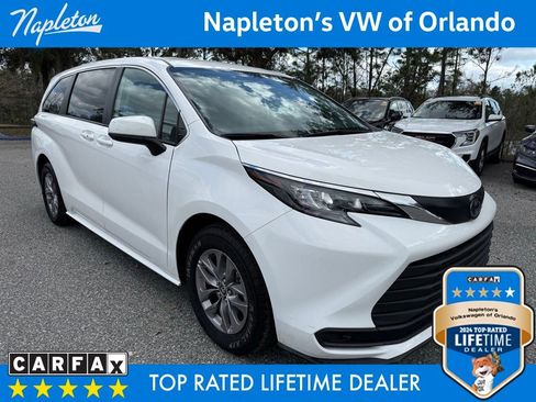 Used 2024 Toyota Sienna LE image 3