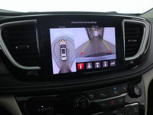 Used 2021 Chrysler Pacifica Touring-L image 24