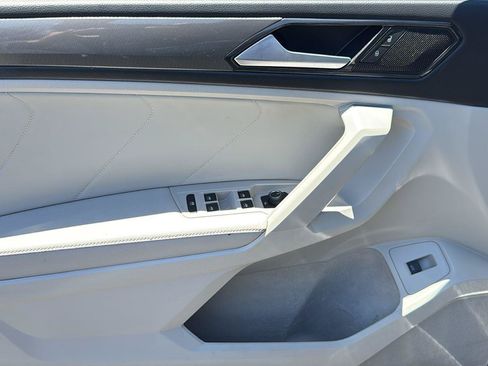 Used 2023 Volkswagen Tiguan SE w/ Panoramic Sunroof Package FWD image 8