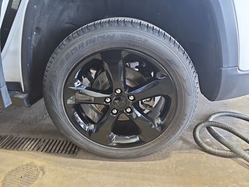 Used 2023 Jeep Grand Cherokee Limited w/ Black Appearance Package image 32