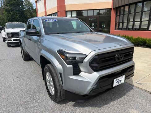 Used 2024 Toyota Tacoma SR w/ SR Upgrade Package AWD/4WD image 9
