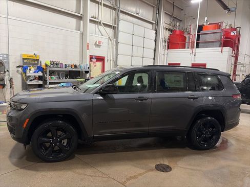 Certified 2024 Jeep Grand Cherokee L Altitude AWD/4WD image 4