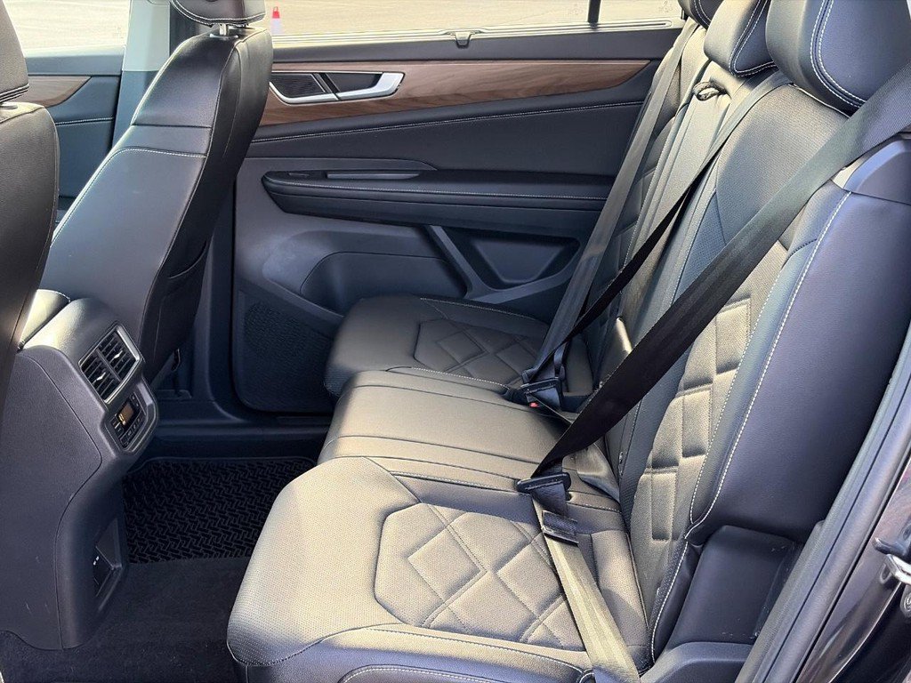 Used 2024 Volkswagen Atlas SE FWD image 10