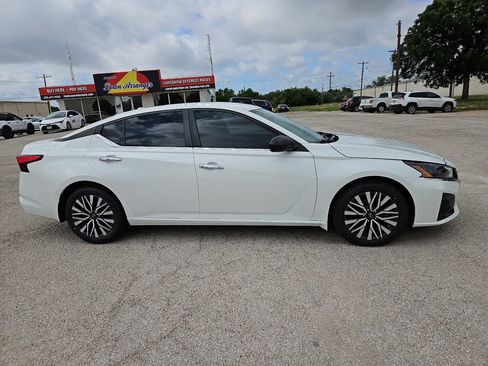 Used 2024 Nissan Altima 2.5 SV FWD image 12