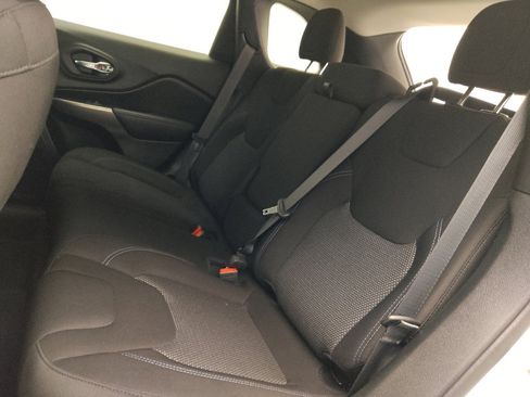Used 2021 Jeep Cherokee Latitude FWD image 18