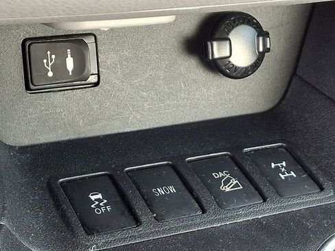 Used 2014 Toyota Highlander LE image 27