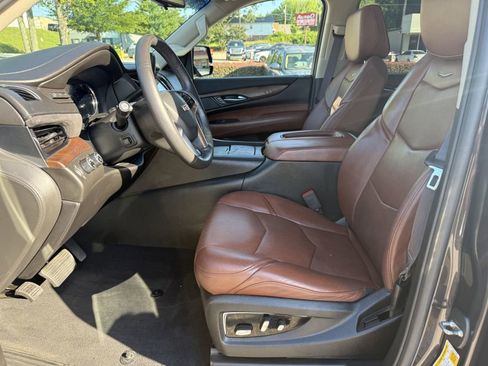 Used 2017 Cadillac Escalade Luxury AWD/4WD image 19