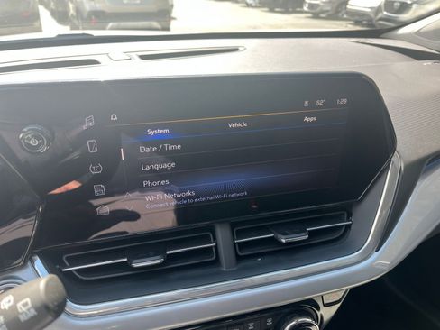 Used 2025 Chevrolet Trax LT w/ LT Convenience Package image 17