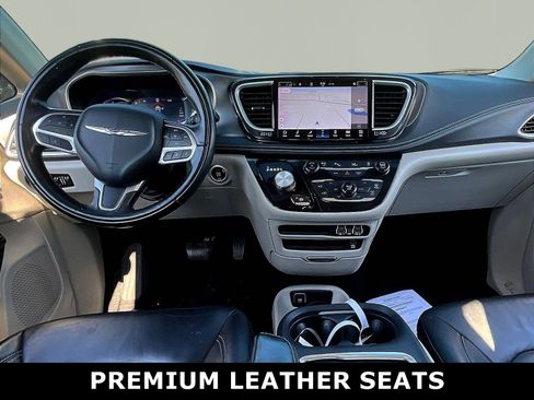 Used 2022 Chrysler Pacifica Touring-L w/ Uconnect Theater Family Group FWD image 2