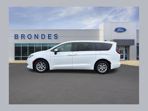 Used 2022 Chrysler Voyager LX image 1