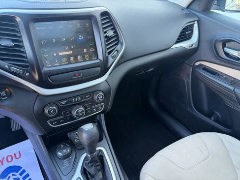 Used 2015 Jeep Cherokee Latitude w/ Comfort/Convenience Group AWD/4WD image 12