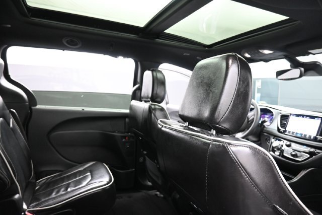 Used 2025 Chrysler Pacifica Limited FWD image 29