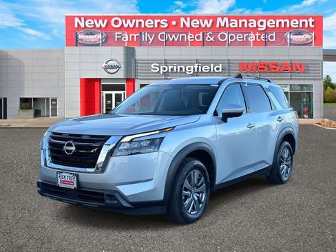 Used 2024 Nissan Pathfinder SV image 2