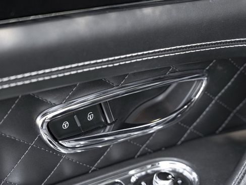 Used 2018 Bentley Bentayga image 19