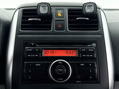 Used 2014 Nissan Versa SV FWD image 4