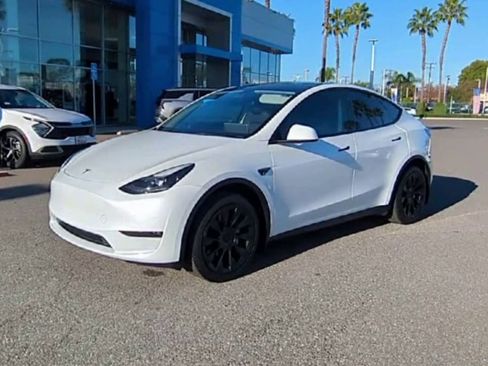 Used 2023 Tesla Model Y Long Range image 4