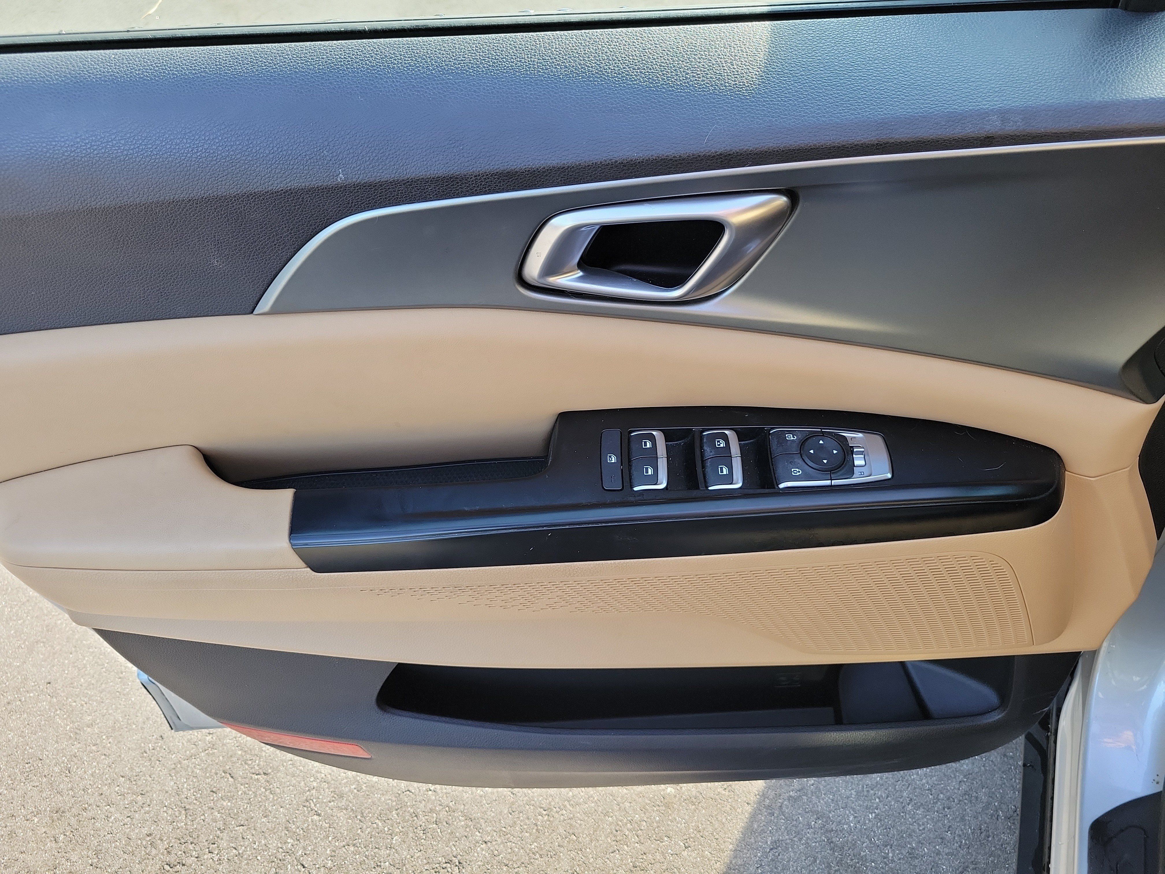Used 2022 Kia Carnival LX FWD image 19