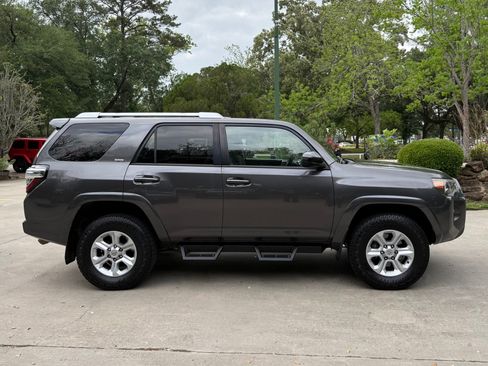 Used 2018 Toyota 4Runner SR5 AWD/4WD image 15