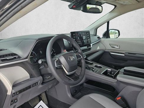 Used 2024 Toyota Sienna XLE FWD image 13