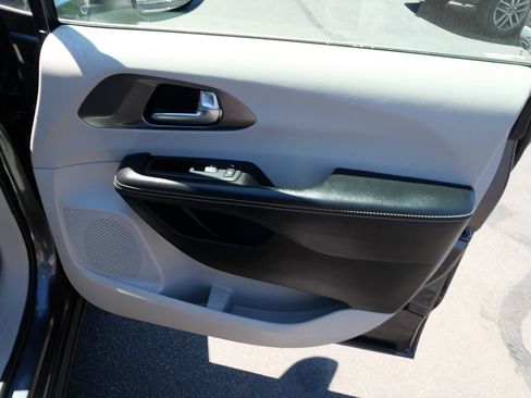 Used 2022 Chrysler Pacifica Touring-L w/ Uconnect Theater Family Group AWD/4WD image 31