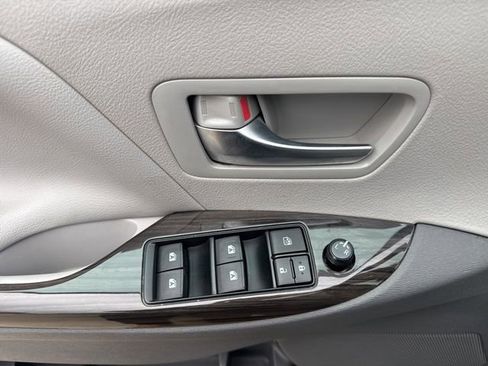 Used 2018 Toyota Sienna XLE w/ XLE Navigation Package image 12