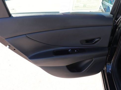 Used 2025 Hyundai Elantra Limited image 12