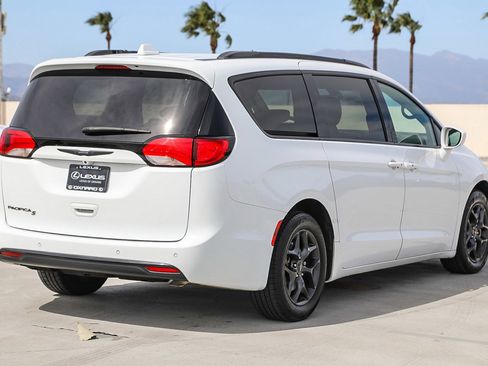 Used 2020 Chrysler Pacifica Touring-L Plus w/ S Appearance Package FWD image 7