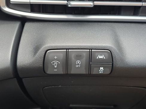 Used 2023 Hyundai Elantra SE w/ Winter Weather Package image 19