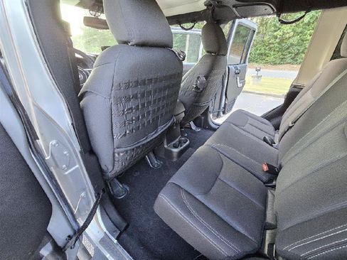 Used 2016 Jeep Wrangler Unlimited Rubicon w/ Connectivity Group AWD/4WD image 23
