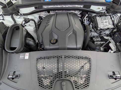 Certified 2025 Porsche Macan AWD/4WD image 27