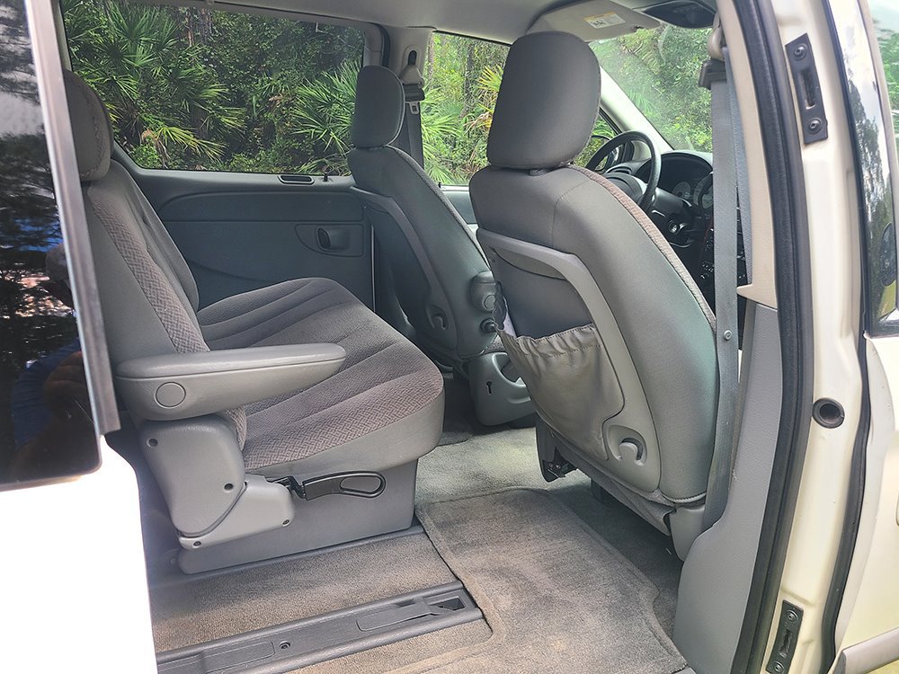 Used 2007 Chrysler Town & Country w/ Popular Equipment Group I FWD image 16