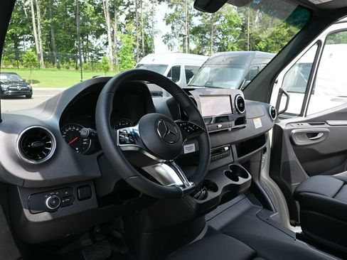 Used 2025 Mercedes-Benz Sprinter 2500 image 15