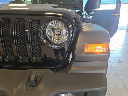 Used 2022 Jeep Wrangler Unlimited Sport image 27