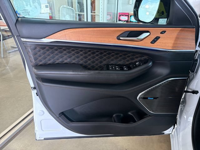 Used 2023 Jeep Grand Cherokee Summit AWD/4WD image 16