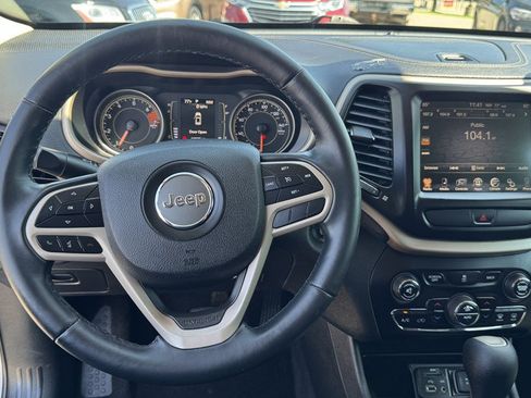 Used 2017 Jeep Cherokee Latitude w/ Comfort/Convenience Group FWD image 17