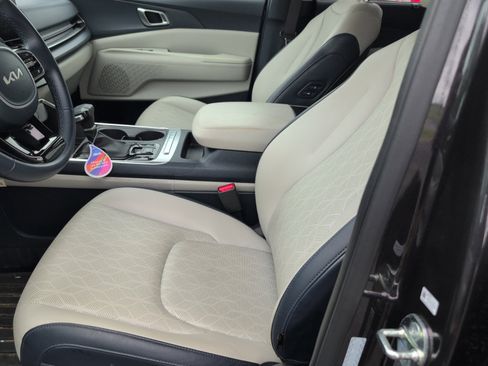 Used 2025 Kia Carnival EX FWD image 4