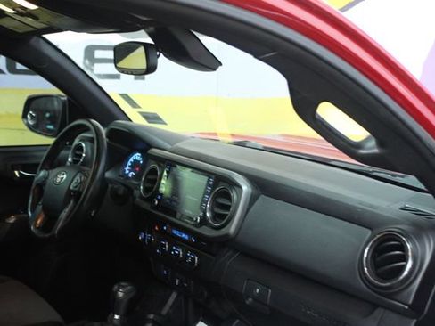 Used 2020 Toyota Tacoma TRD Sport AWD/4WD image 12
