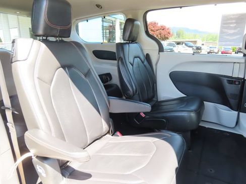 Used 2017 Chrysler Pacifica Touring-L FWD image 45